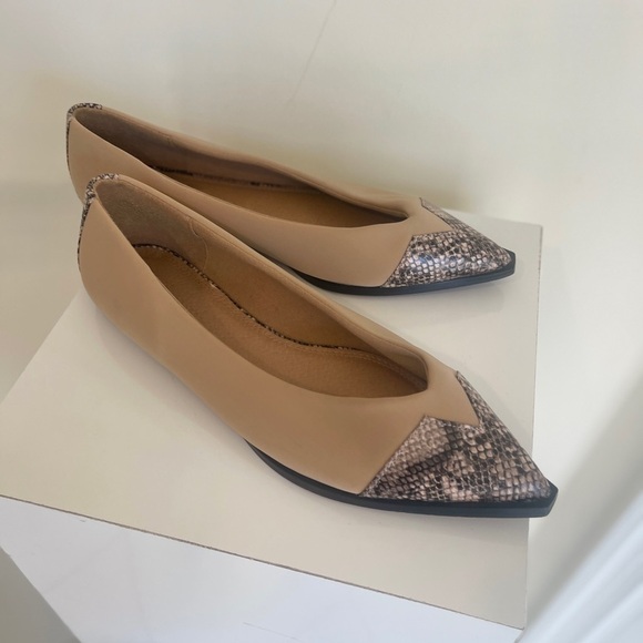 ASOS DESIGN Wide Fit Legend pointed toe cap ballet flats in beige snake - Picture 13 of 13